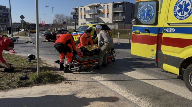 Motocyklista trafił do szpitala. Kierowca mazdy wymusił pierwszeństwo. Koszmarny wypadek w Warszawie