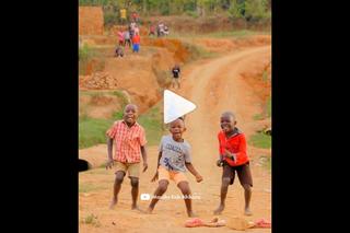 Afrykańskie dzieci tańczą do hitu Calm Down. TEN film poprawi Wam dzień!