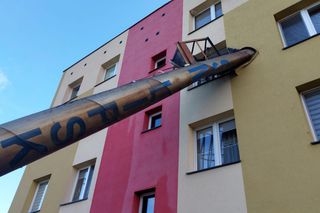Wichura powaliła potężny komin. Stalowa konstrukcja wbiła się w blok!