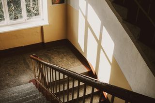 Przez rok mieszkał na klatce schodowej. Strażniczka miejska wyznała, co usłyszała