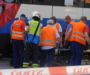 Autobus miejski zderzył się z pociągiem WKD. Ranni pasażerowie przewiezieni do szpitala