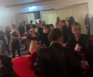 Ekskluzywna premiera z wybranymi gwiazdami. A ciuchy już odsprzedają! I to WIELOKROTNIE drożej. Wstyd?