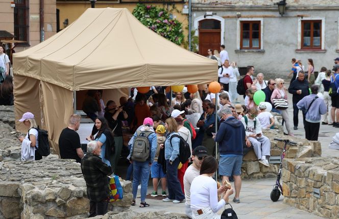 Dzień Cebularza 2025. Na pl. po Farze w Lublinie stanęło cebularzowe miasteczko