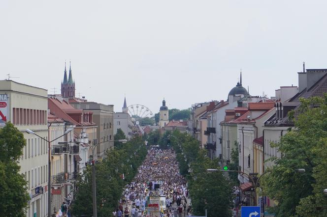 Boże Ciało 2024. Tłumy wiernych przeszły w procesji ulicami Białegostoku