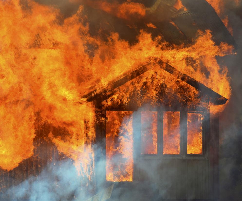 Pożar drewnianego domu. Zdjęcie ilustracyjne