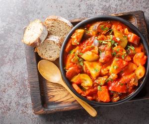 Warzywny gulasz, który zachwyci każdego. Aromatyczne przyprawy i kolorowe warzywa tworzą razem idealną harmonię