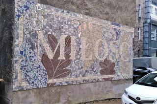Mozaika Miłość na podwórku w centrum Szczecina