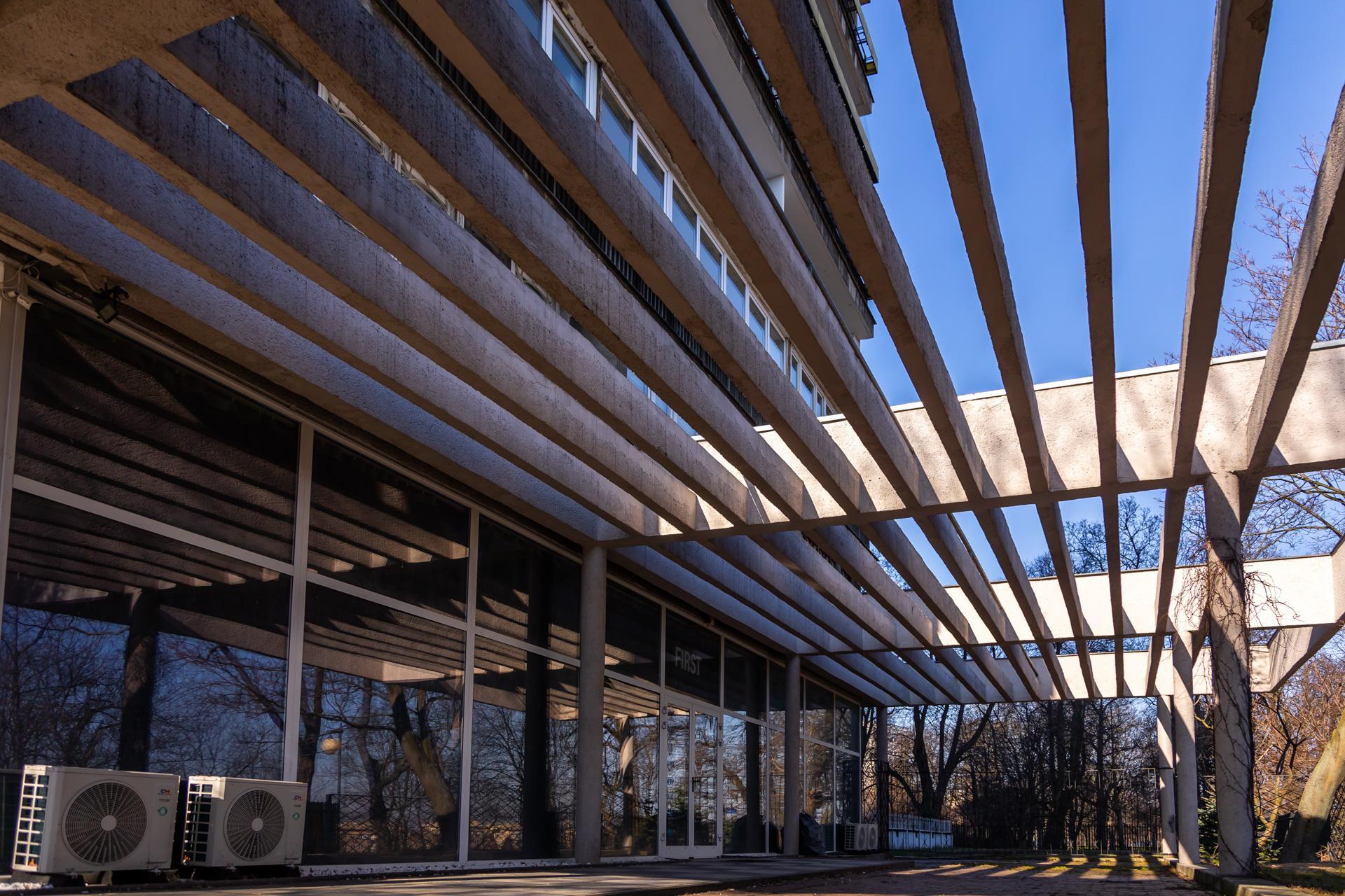 Młotek na Smolnej 8 w Warszawie. Zobacz zdjęcia symbolu luksusowych mieszkań w PRL-u