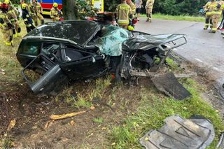 Szczałb: Audi roztrzaskało się na drzewie