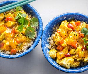 Pierś kurczaka z ananasem i curry. Sprawdzony przepis na kurczaka z owocowym twistem