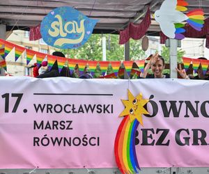 17. Wrocławski Marsz Równości wystartował. Na trasie pojawili się przeciwnicy 