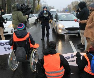 Ostatnie Pokolenie zablokowało Wisłostradę. Furia kierowców. Matka chorego dziecka błagała o przejazd