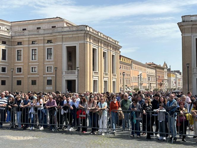 Smutek i modlitwa na placu św. Piotra w Watykanie. Wierni żegnają papieża Franciszka [ZDJĘCIA]