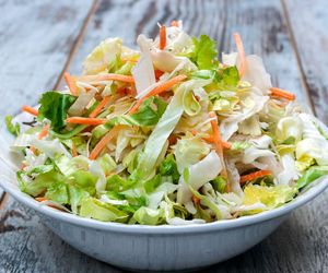 Najlepsza surówka z młodej kapusty. Przepis babci na pyszny dodatek do obiadu 