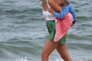 Małgorzata Socha na plaży z rodziną