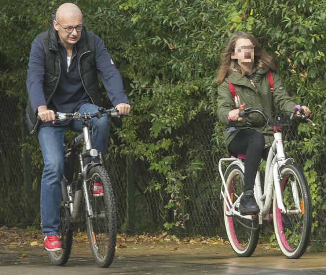 Michał Kamiński z córką na rowerze