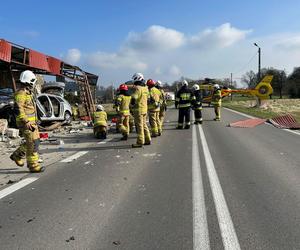 Samochód staranował przystanek. Lekarze walczą o życie kierowcy. Na miejscu śmigłowiec LPR