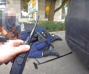 Policjantka ratowała życie 89-latkowi, policjant pobiegł po karetkę. Jest film z tej akcji w Toruniu