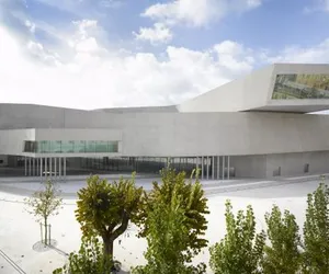 Muzeum XXI wieku w Rzymie MAXXI znanej architektki Zahy Hadid jest teraz oficjalnie najlepszym budynkiem na świecie