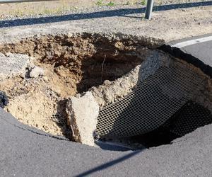  Zapadliska na obwodnicy Bolesławia. Nowa droga z dziurami jak leje po bombie