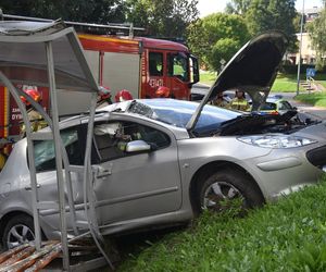 Niebezpieczne zdarzenie w Gostyniu. Samochód staranował latarnię i przystanek autobusowy