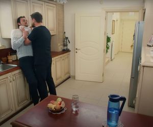 Alper zboczeńcem! Rankiem zakradnie się do sypialni kobiet.