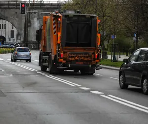 Śmieciarka przycisnęła 15-latka do ogrodzenia. Nastolatek trafił do szpitala