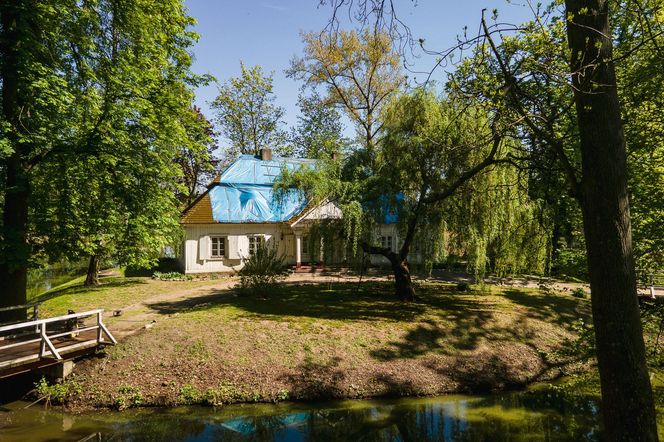 W Łękach Kościelny można podziwiać dworek z XVIII wieku
