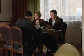 M jak miłość odc. 594. Agata Rogowska (Monika Moskwa), jej mąż Andrzej (Jakub Ulewicz), Marysia (Małgorzata Pieńkowska), Artur (Robert Moskwa)