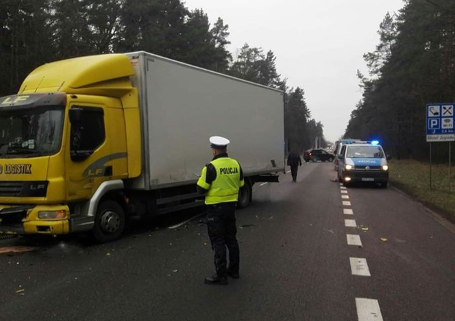 Policjanci wyjaśniają okoliczności wypadku, do którego doszło na DK 8 przed wjazdem do Suwałk od strony Augustowa.