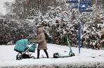 Warszawa nie radzi sobie z atakiem zimy. Chodniki toną w śniegu