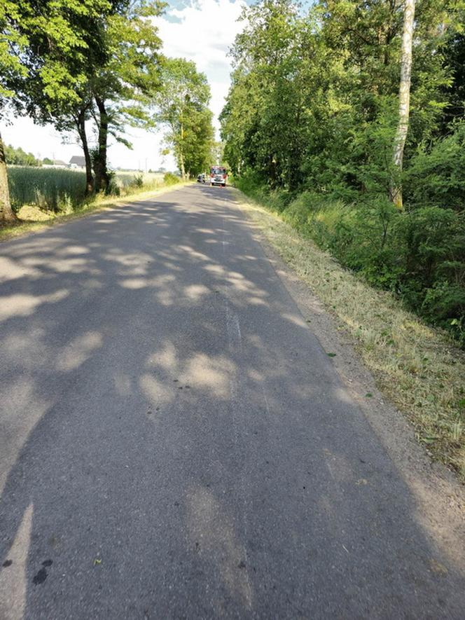 Horror na drodze. Motocyklista roztrzaskał się pod własnym domem. Nie żyje 35-latek 