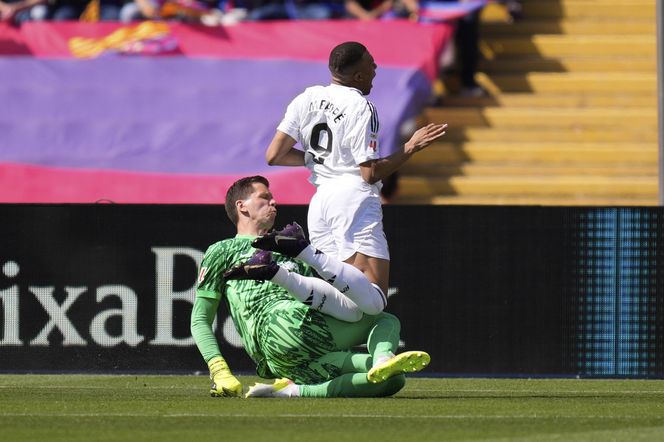 Barcelona - Real: Szczęsny wyciął Mbappe równo z ziemią! Sceny w El Clasico [WIDEO]
