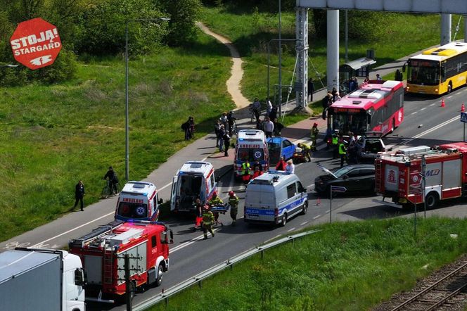 Stargard: 12 poszkodowanych po zderzeniu autobusu z samochodami. WIDEO z monitoringu