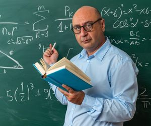 Równanie dla uważnych. Ile to jest 2x80:10x(8-10)=?