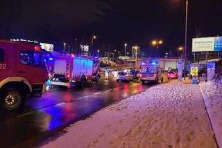 Pług śnieżny wylądował na boku, po tym jak huknął w BMW