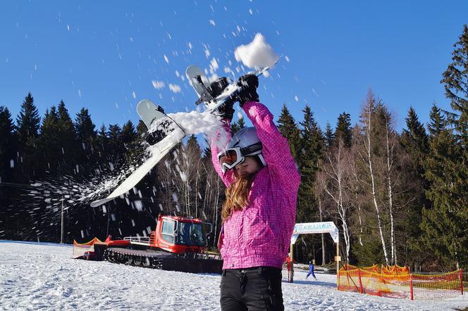 Dzięki akcji Snow day za darmo możesz uczyć się jeździć na snowboardzie czy nartach w kilku miejscach na Dolnym Śląsku