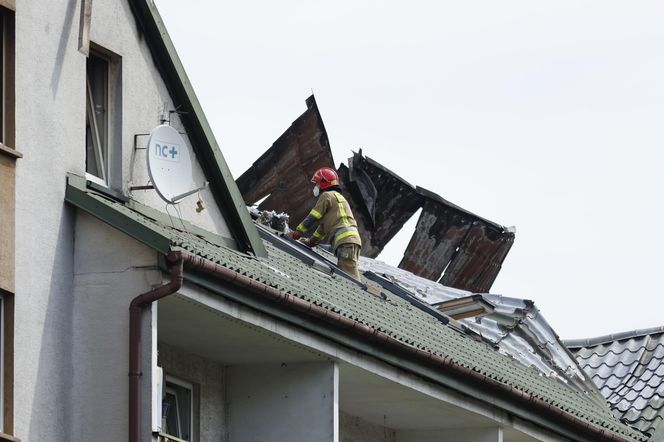Blok przy ul. Powstańców w Ząbkach po pożarze