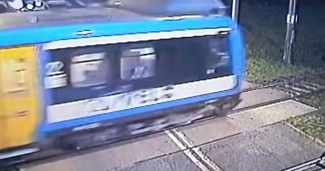 Wstrząsające nagranie pokazali policjanci z Mikołowa. 6-latek bawił się na torach, potem przejeżdża pociąg