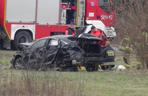 Koszmarny wypadek pod Brwinowem. Z koziołkującej hondy wypadli pasażerowie i kierowca. Jedna osoba zginęła na miejscu