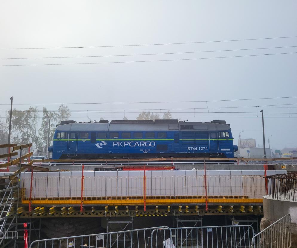 Pierwszy z dwóch wiaduktów kolejowych powstających w rejonie ul. Grunwaldzkiej przeszedł w środę próby obciążeniowe