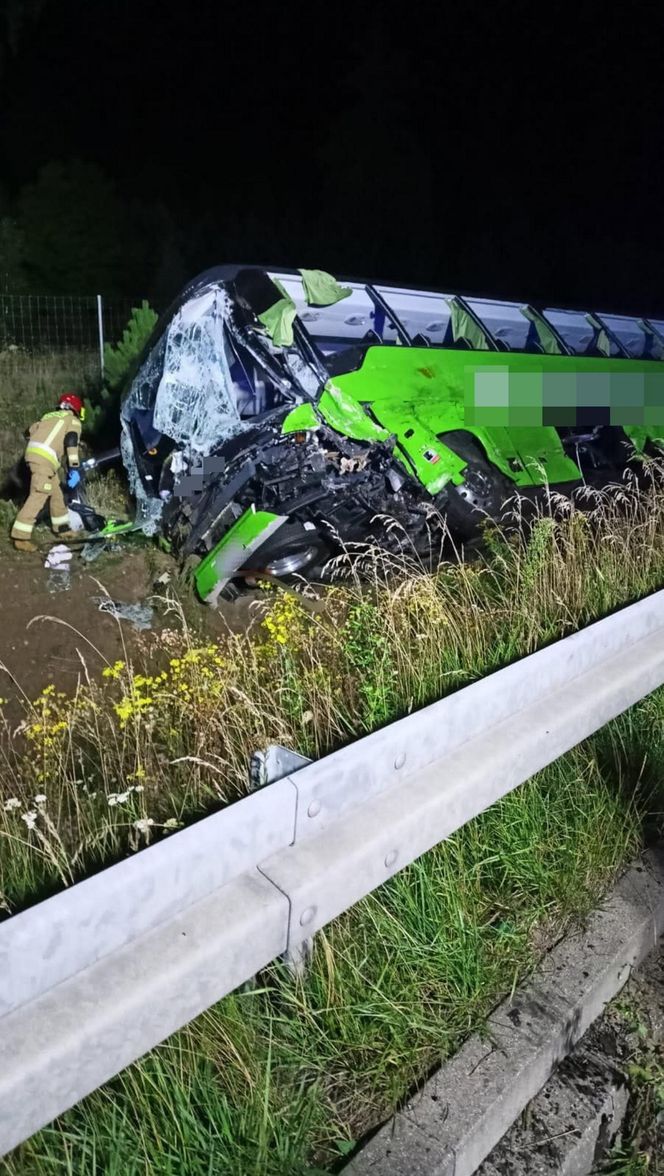 Dramat na S7. Autobus zderzył się z samochodem ciężarowym. Dziecko wśród poszkodowanych