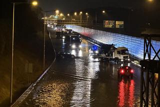 Największa ulewa w historii przeszła nad Warszawą. Trasa S8 zamknięta, ulice zamieniły się w jeziora 