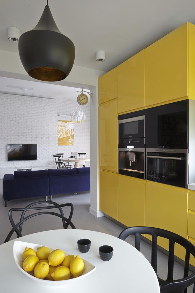 Projekt kuchni w kolorze żółtym