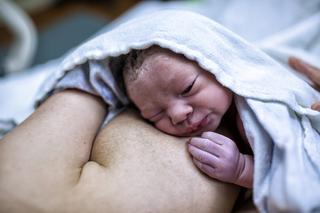 Główka noworodka: jak wygląda tuż po porodzie?
