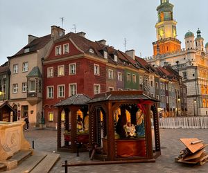 Przygotowania do Jarmarku Świątecznego na Starym Rynku w Poznaniu