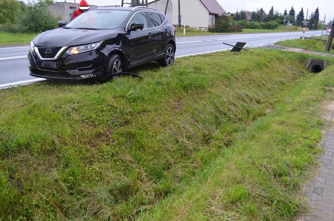 Wyprzedzała na podwójnej ciągłej. Kolizja na krajowej 42 w Parszowie