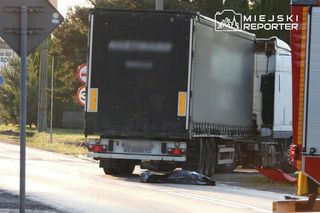 Koszmar w Nasielsku. Wpadł pod ciężarówkę. Pieszy nie miał żadnych szans