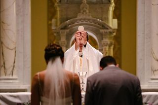 Wściekły ksiądz rzucił pieniędzmi w kobietę! Masz, cyganko