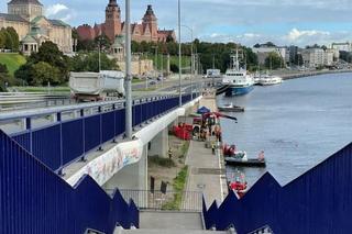 Akcja ratunkowa na Odrze w Szczecinie. Do rzeki wjechał samochód